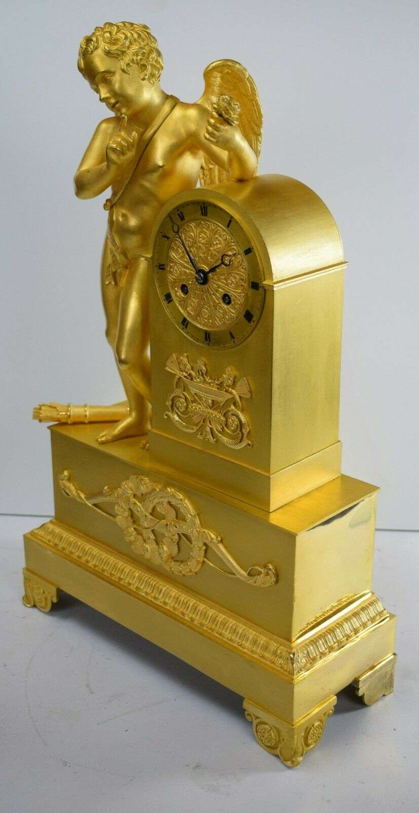 Empire Pendule Kaminuhr Tischuhr feuervergoldete Bronze Amor um 1815 – Detail