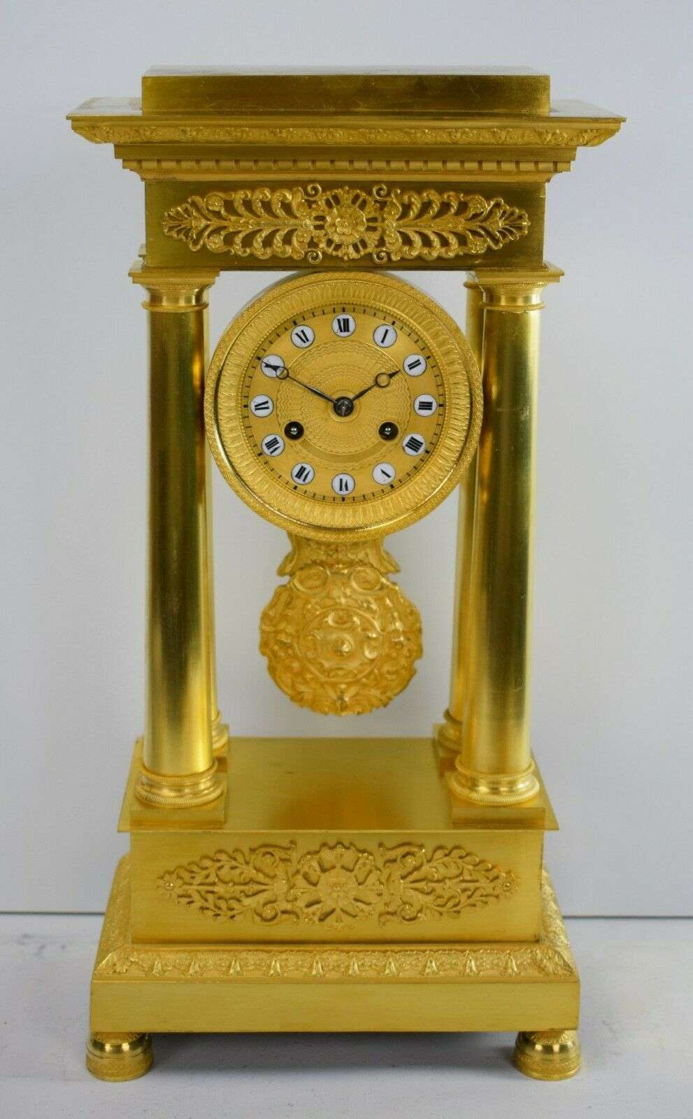 Empire Portaluhr Pendule Kaminuhr, feuervergoldete Bronze um 1825 – Vorderansicht