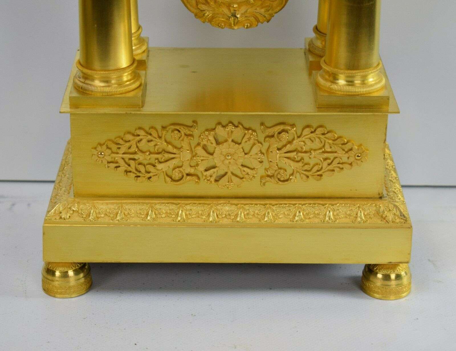 Empire Portaluhr Pendule Kaminuhr, feuervergoldete Bronze um 1825 – Detail