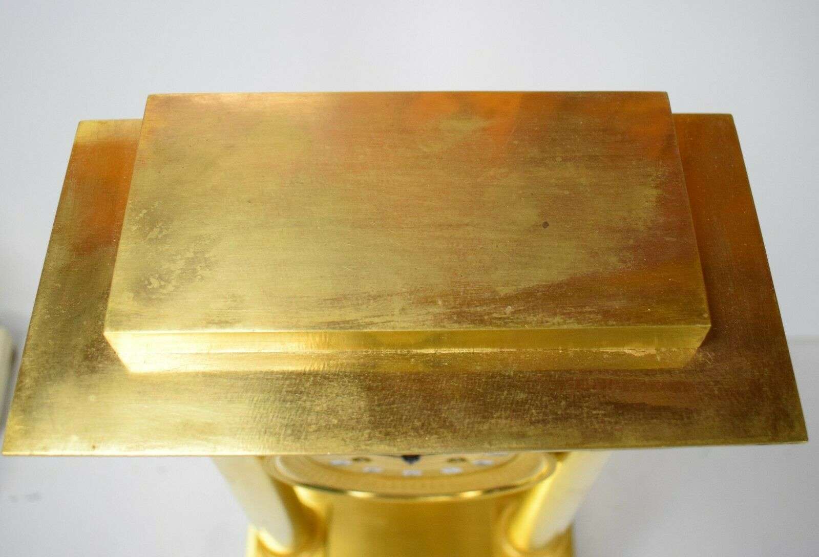 Empire Portaluhr Pendule Kaminuhr, feuervergoldete Bronze um 1825 – Detail