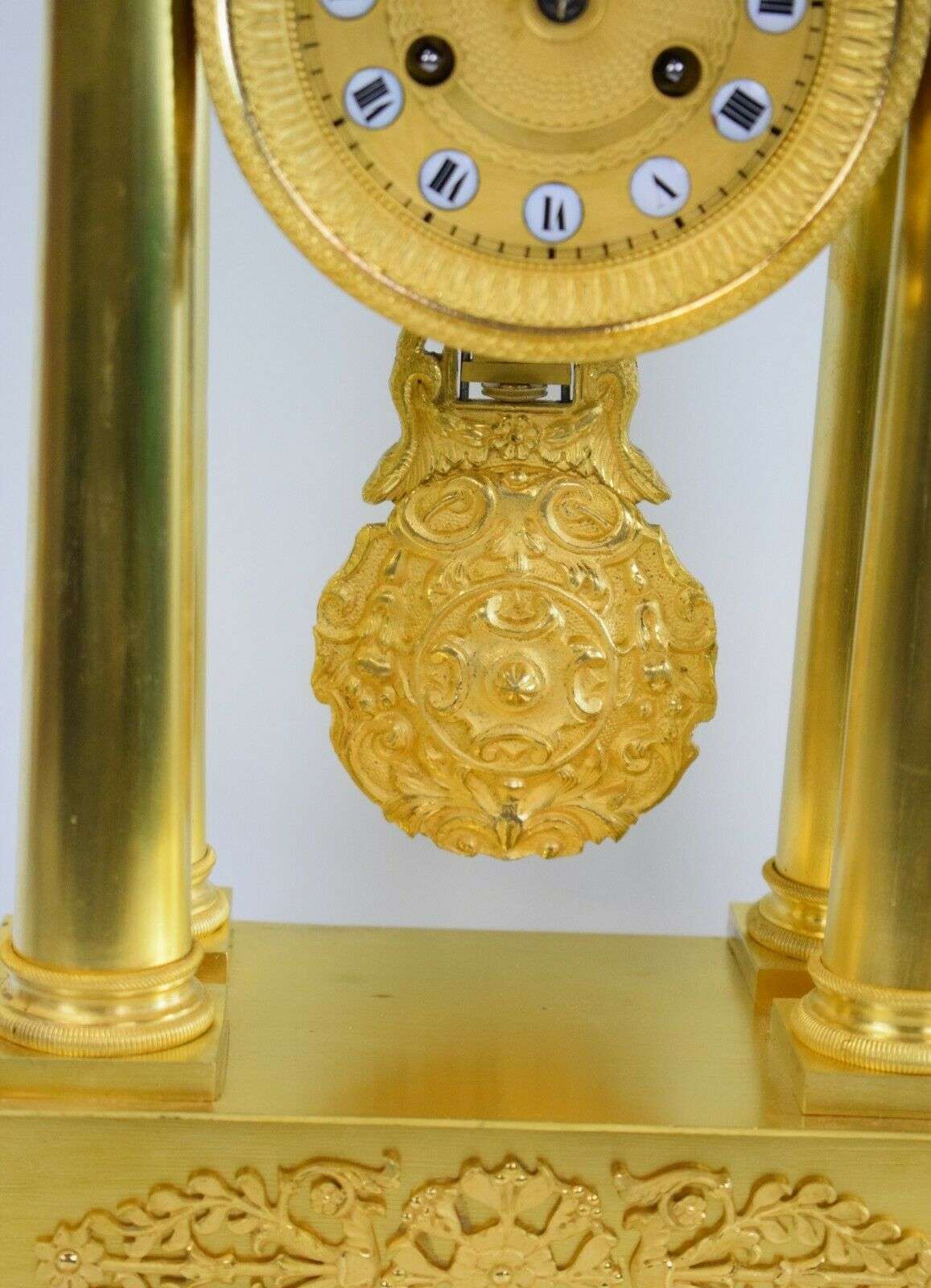 Empire Portaluhr Pendule Kaminuhr, feuervergoldete Bronze um 1825 – Detail