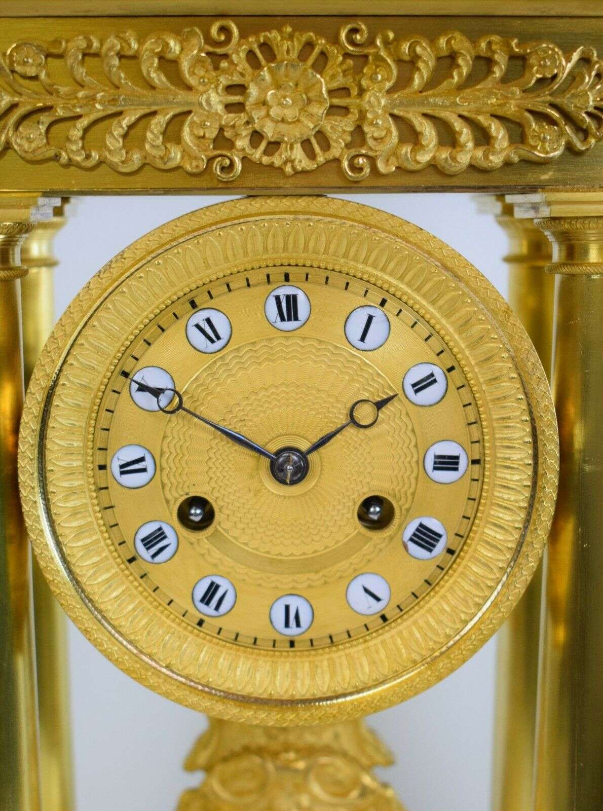 Empire Portaluhr Pendule Kaminuhr, feuervergoldete Bronze um 1825 – Detail