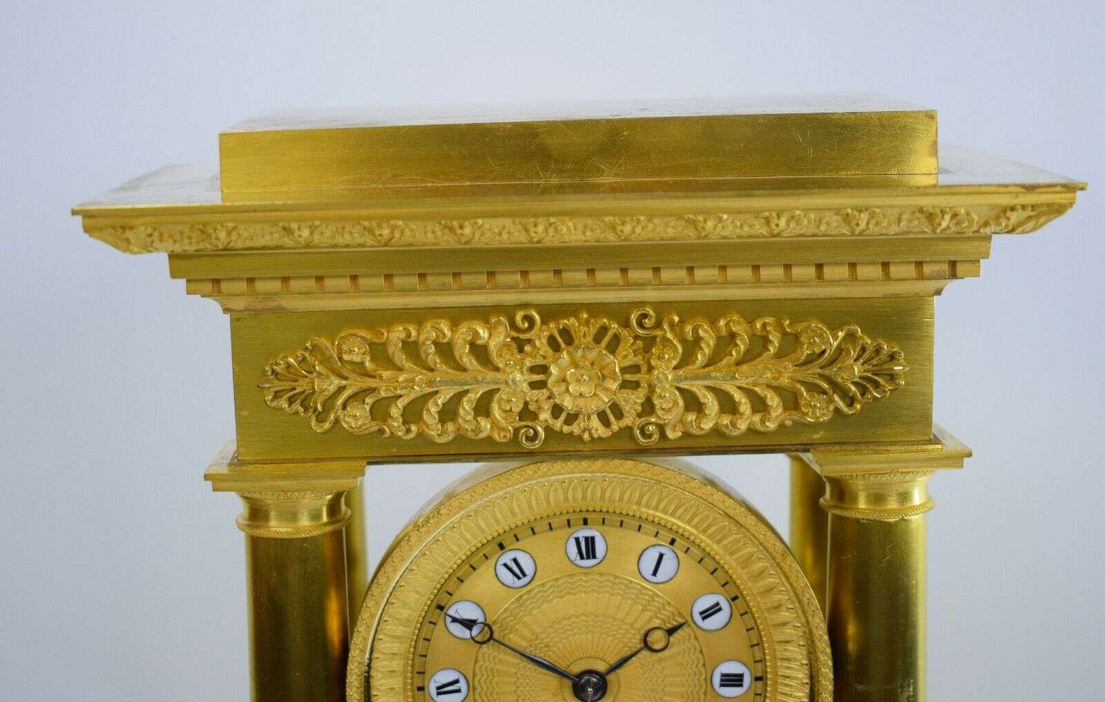 Empire Portaluhr Pendule Kaminuhr, feuervergoldete Bronze um 1825 – Detail