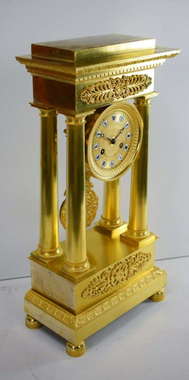 Empire Portaluhr Pendule Kaminuhr, feuervergoldete Bronze um 1825 – Detail