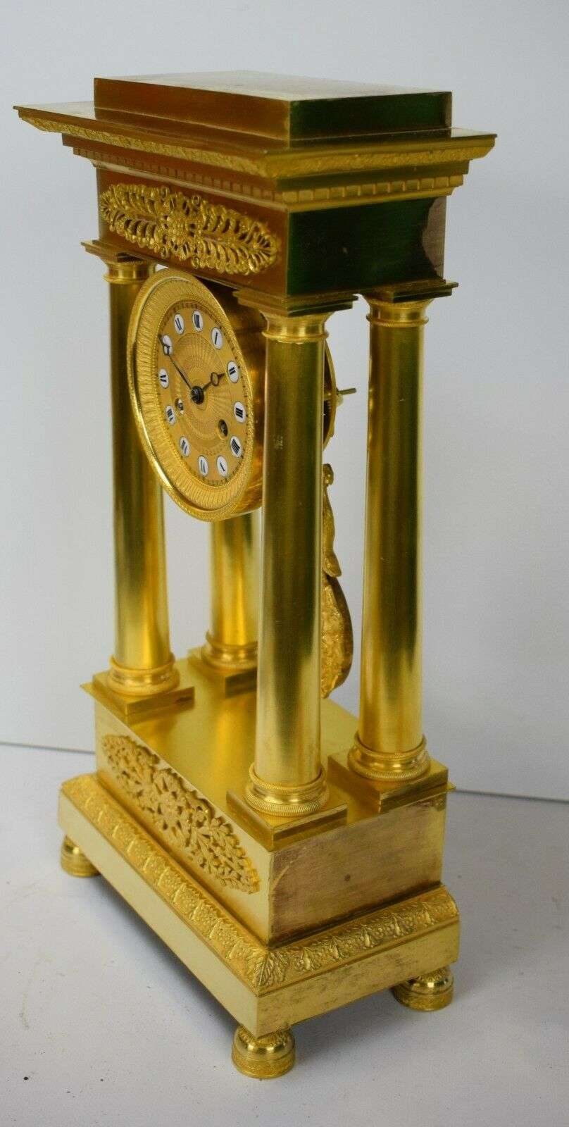 Empire Portaluhr Pendule Kaminuhr, feuervergoldete Bronze um 1825 – Detail