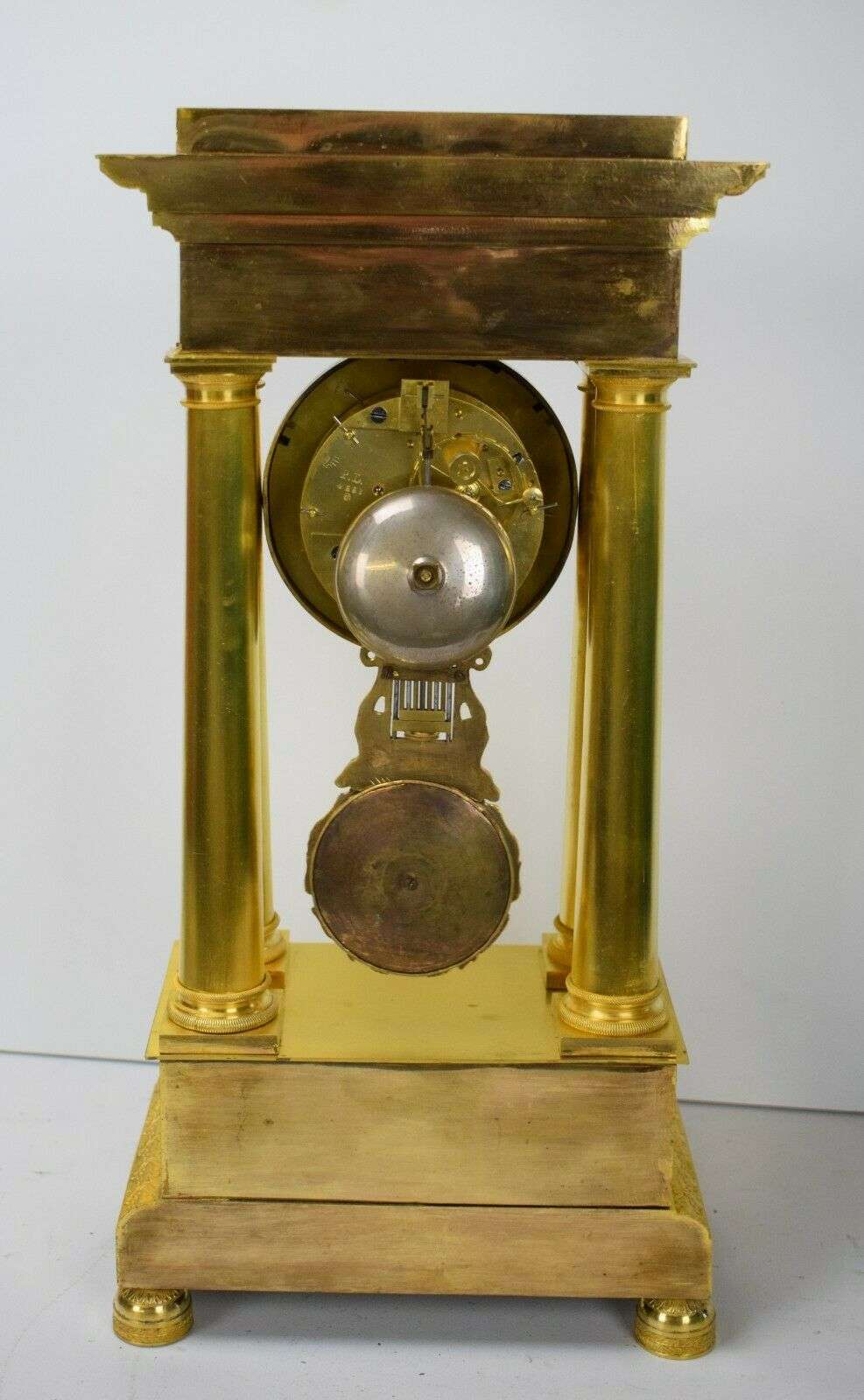 Empire Portaluhr Pendule Kaminuhr, feuervergoldete Bronze um 1825 – Detail