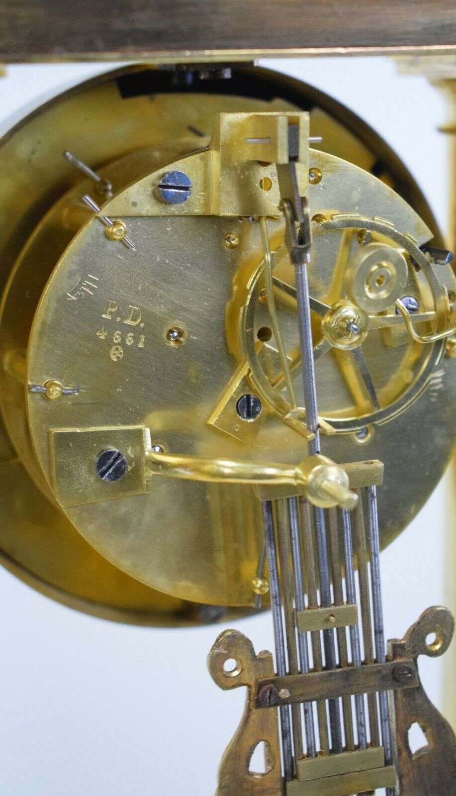 Empire Portaluhr Pendule Kaminuhr, feuervergoldete Bronze um 1825 – Detail