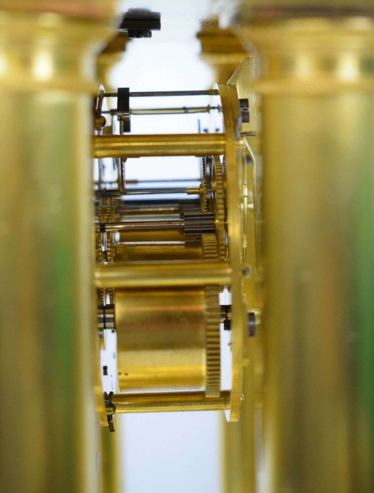 Empire Portaluhr Pendule Kaminuhr, feuervergoldete Bronze um 1825 – Detail