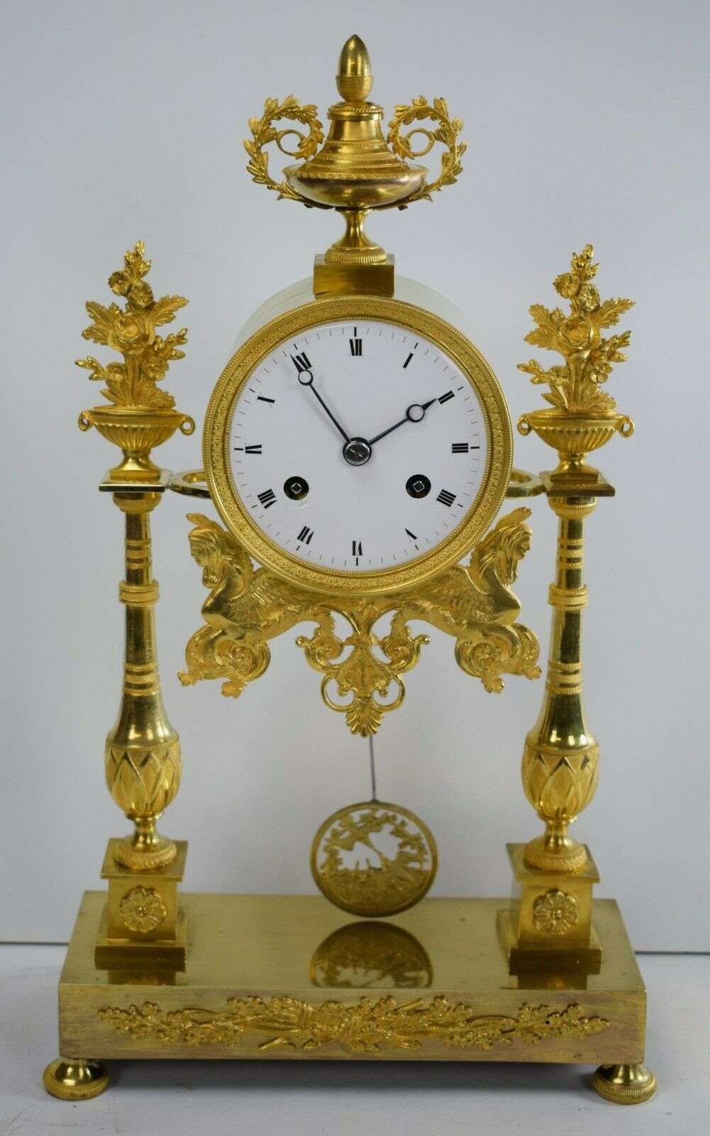 Consulat / Empire Portaluhr Pendule Kaminuhr, feuervergoldete Bronze um 1795 – Vorderansicht