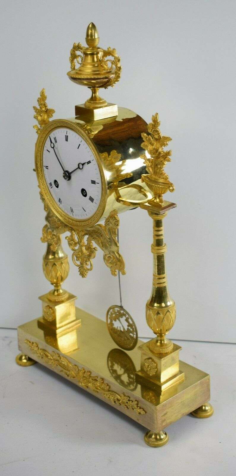 Consulat / Empire Portaluhr Pendule Kaminuhr, feuervergoldete Bronze um 1795 – Detail