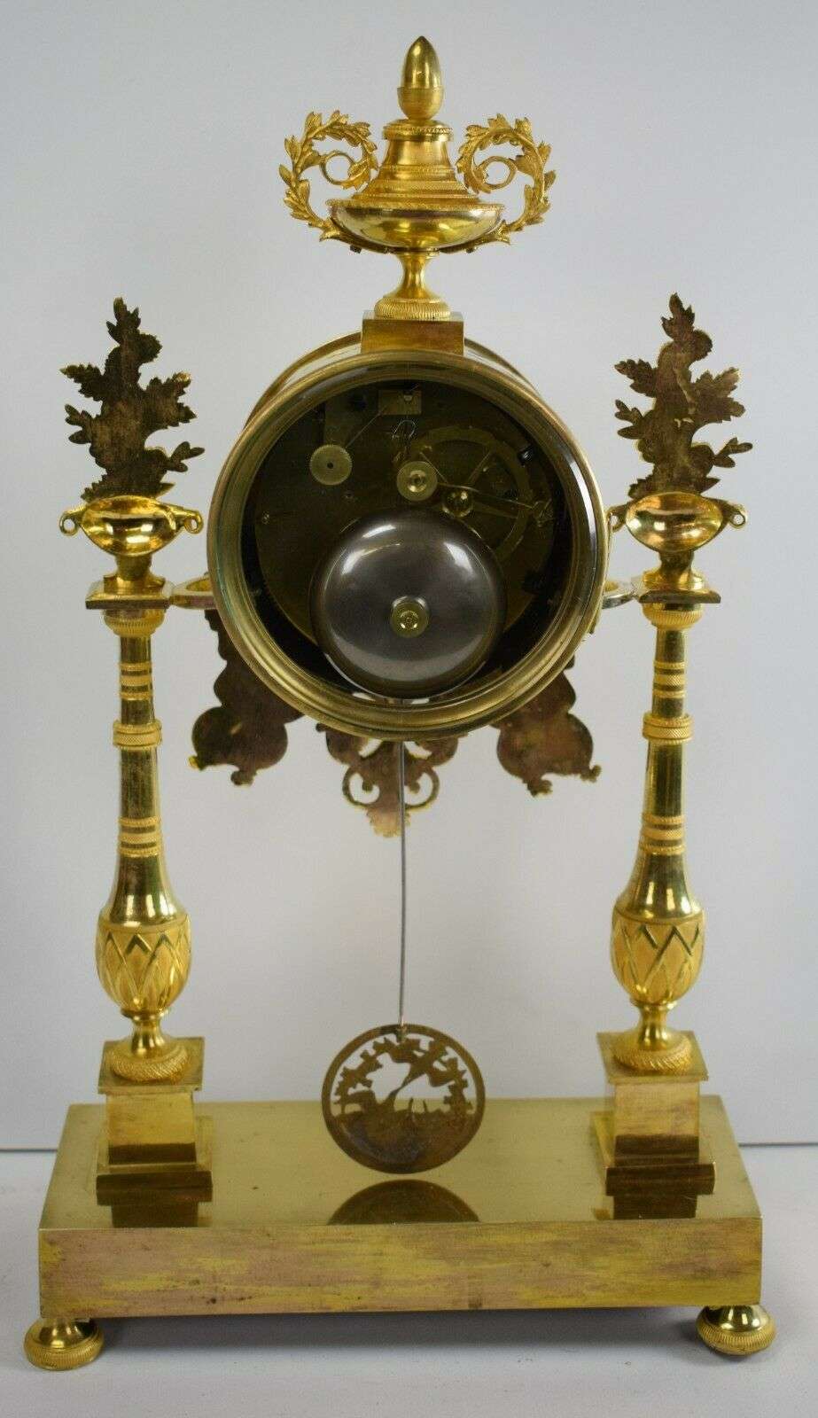 Consulat / Empire Portaluhr Pendule Kaminuhr, feuervergoldete Bronze um 1795 – Detail