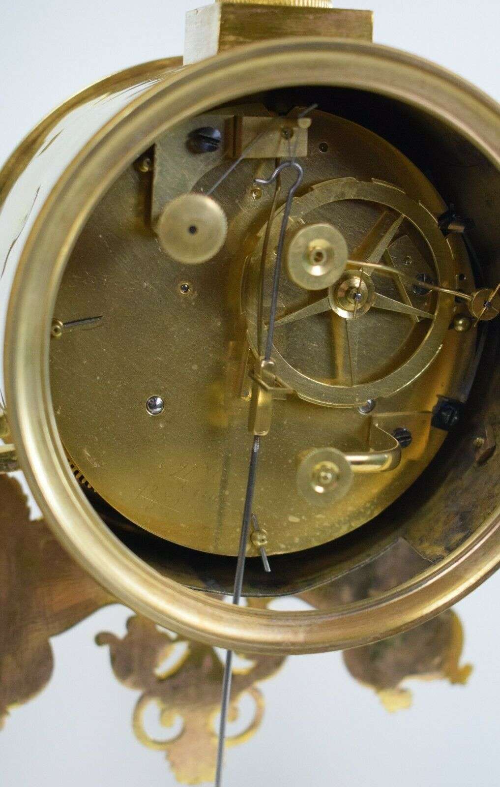 Consulat / Empire Portaluhr Pendule Kaminuhr, feuervergoldete Bronze um 1795 – Detail
