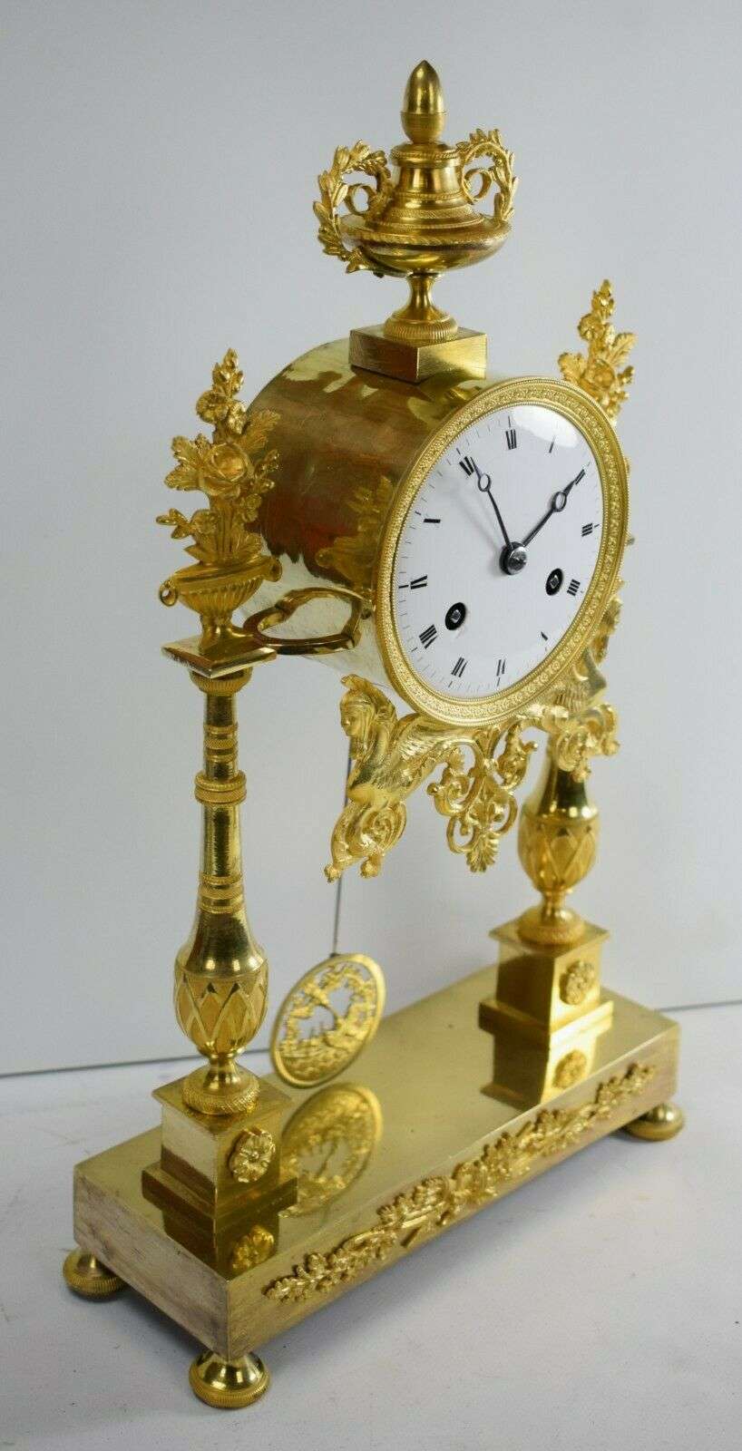 Consulat / Empire Portaluhr Pendule Kaminuhr, feuervergoldete Bronze um 1795 – Detail