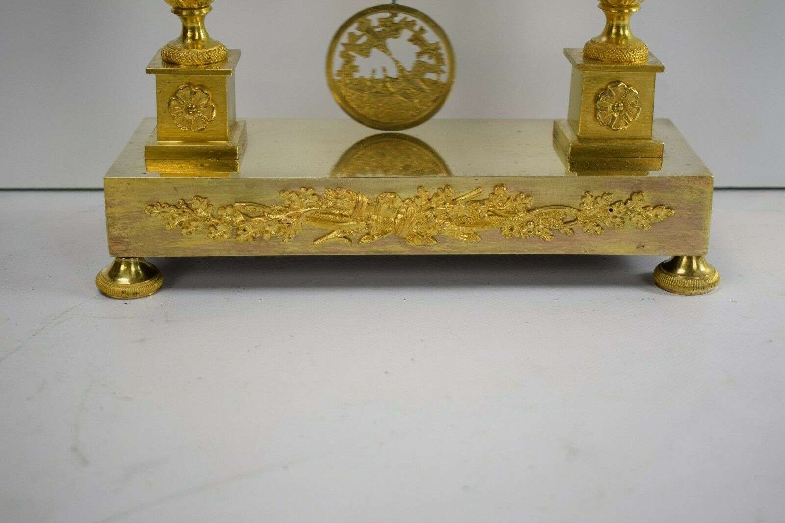 Consulat / Empire Portaluhr Pendule Kaminuhr, feuervergoldete Bronze um 1795 – Detail