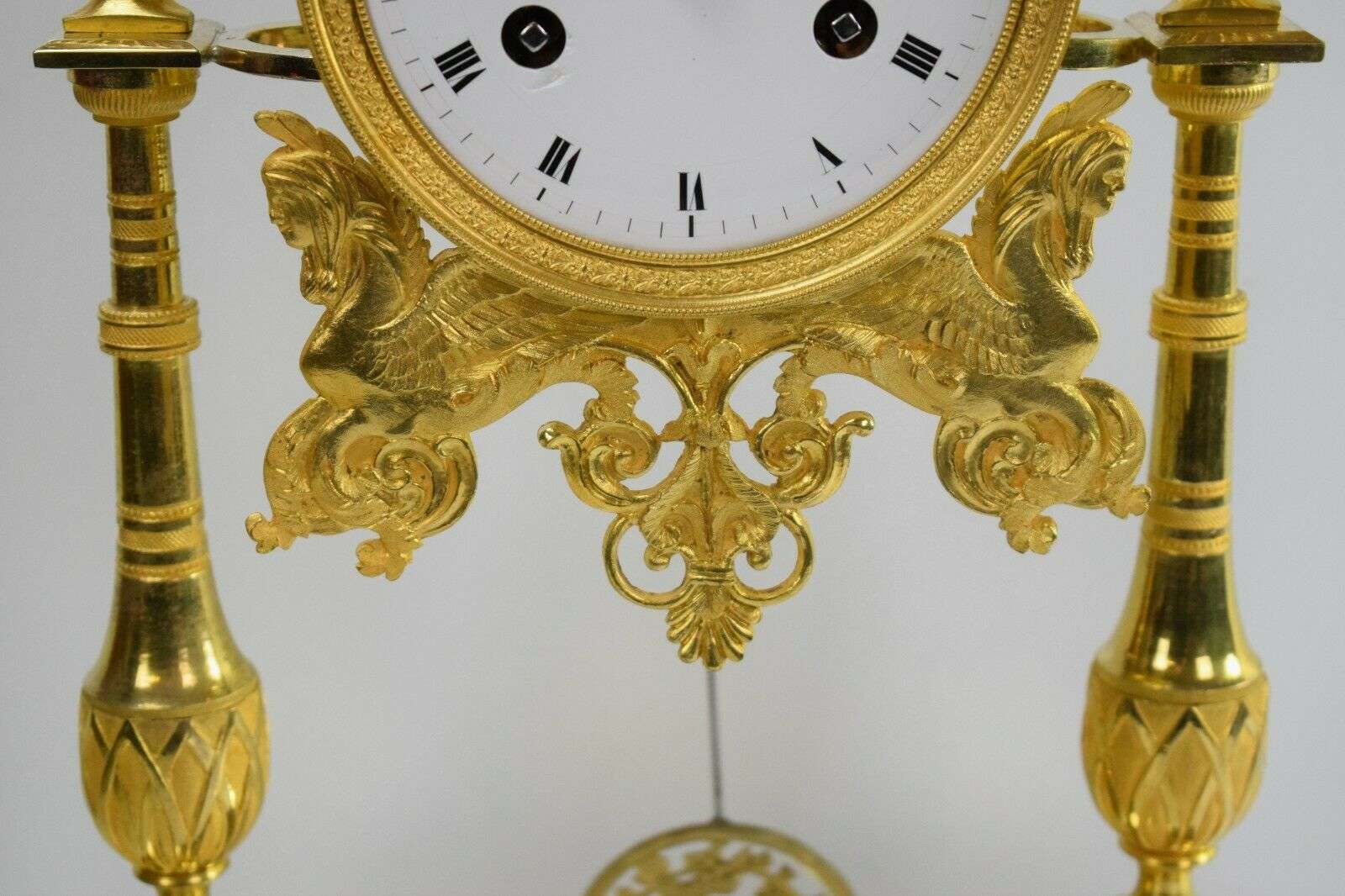 Consulat / Empire Portaluhr Pendule Kaminuhr, feuervergoldete Bronze um 1795 – Detail
