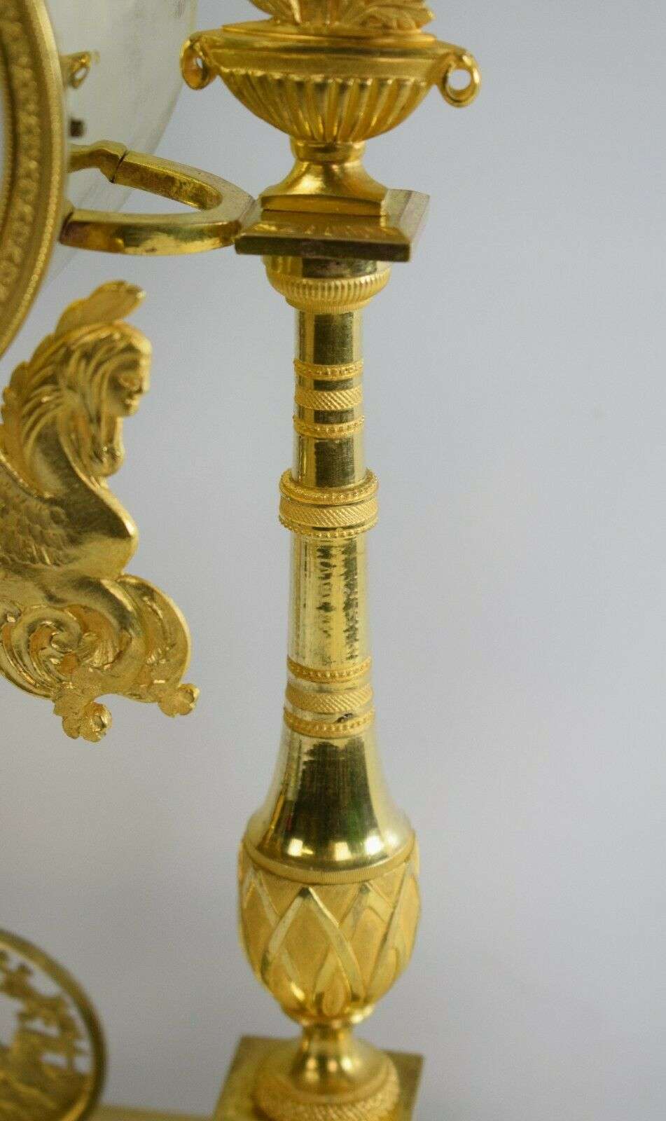 Consulat / Empire Portaluhr Pendule Kaminuhr, feuervergoldete Bronze um 1795 – Detail
