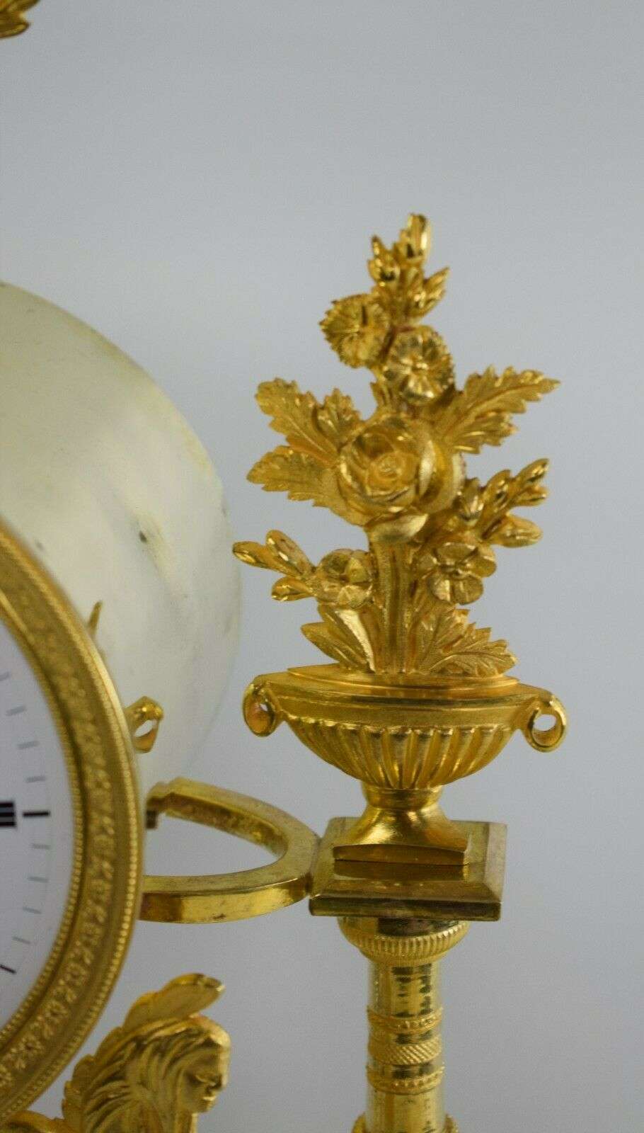Consulat / Empire Portaluhr Pendule Kaminuhr, feuervergoldete Bronze um 1795 – Detail