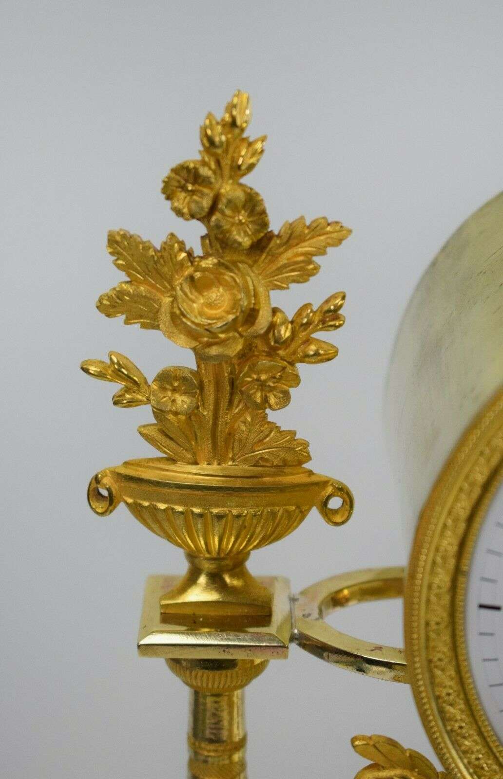 Consulat / Empire Portaluhr Pendule Kaminuhr, feuervergoldete Bronze um 1795 – Detail