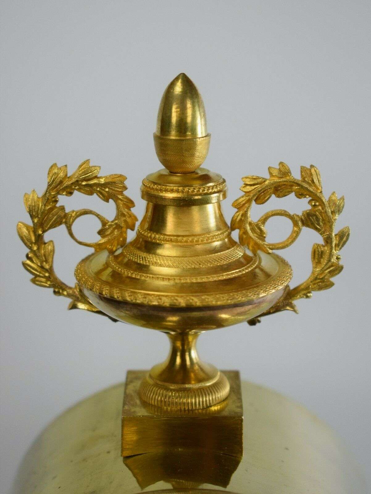 Consulat / Empire Portaluhr Pendule Kaminuhr, feuervergoldete Bronze um 1795 – Detail