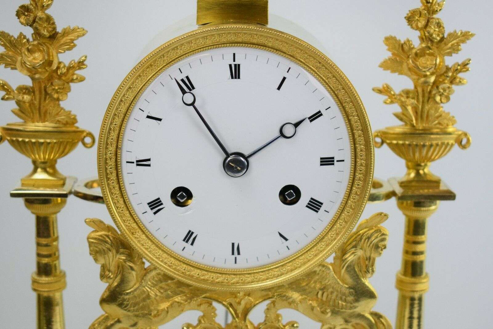 Consulat / Empire Portaluhr Pendule Kaminuhr, feuervergoldete Bronze um 1795 – Detail