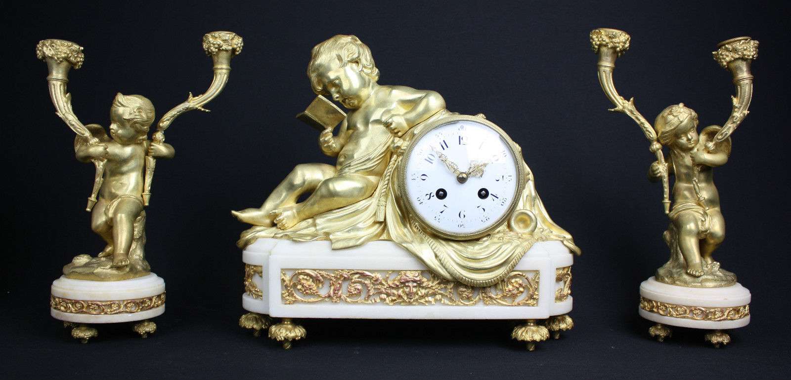 Feine Bronze Pendule mit Beistellern gemarkt Mougin Paris um 1890 Garnitur – Garnitur vorn