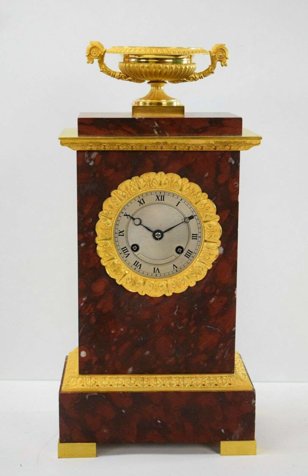 Empire Pendule Kaminuhr, feuervergoldete Bronze und Marmor um 1820 Charles X. Informationen zum Artikel Artikelzustand: Gebraucht – Vorderansicht