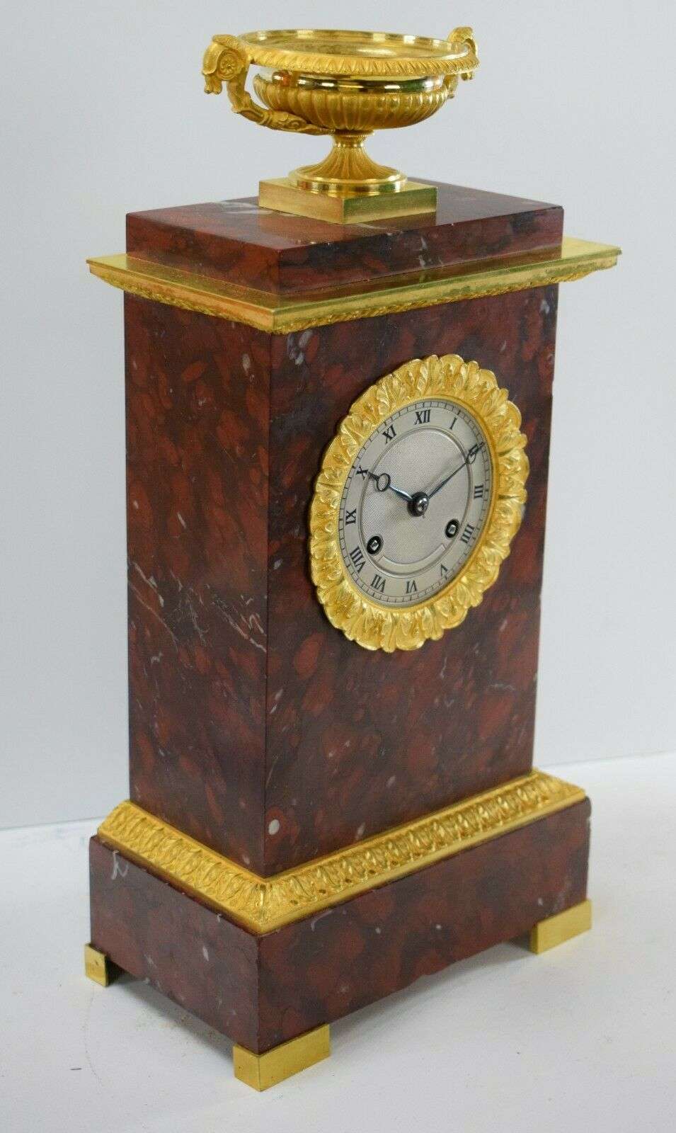 Empire Pendule Kaminuhr, feuervergoldete Bronze und Marmor um 1820 Charles X. Informationen zum Artikel Artikelzustand: Gebraucht – Detail