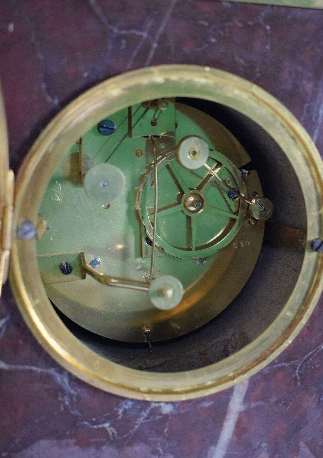 Empire Pendule Kaminuhr, feuervergoldete Bronze und Marmor um 1820 Charles X. Informationen zum Artikel Artikelzustand: Gebraucht – Detail