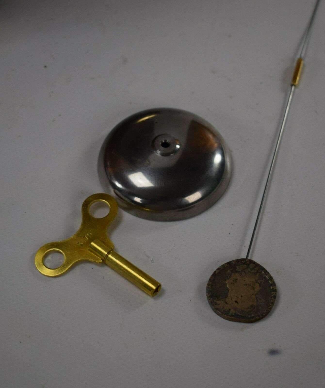 Empire Pendule Kaminuhr, feuervergoldete Bronze und Marmor um 1820 Charles X. Informationen zum Artikel Artikelzustand: Gebraucht – Detail