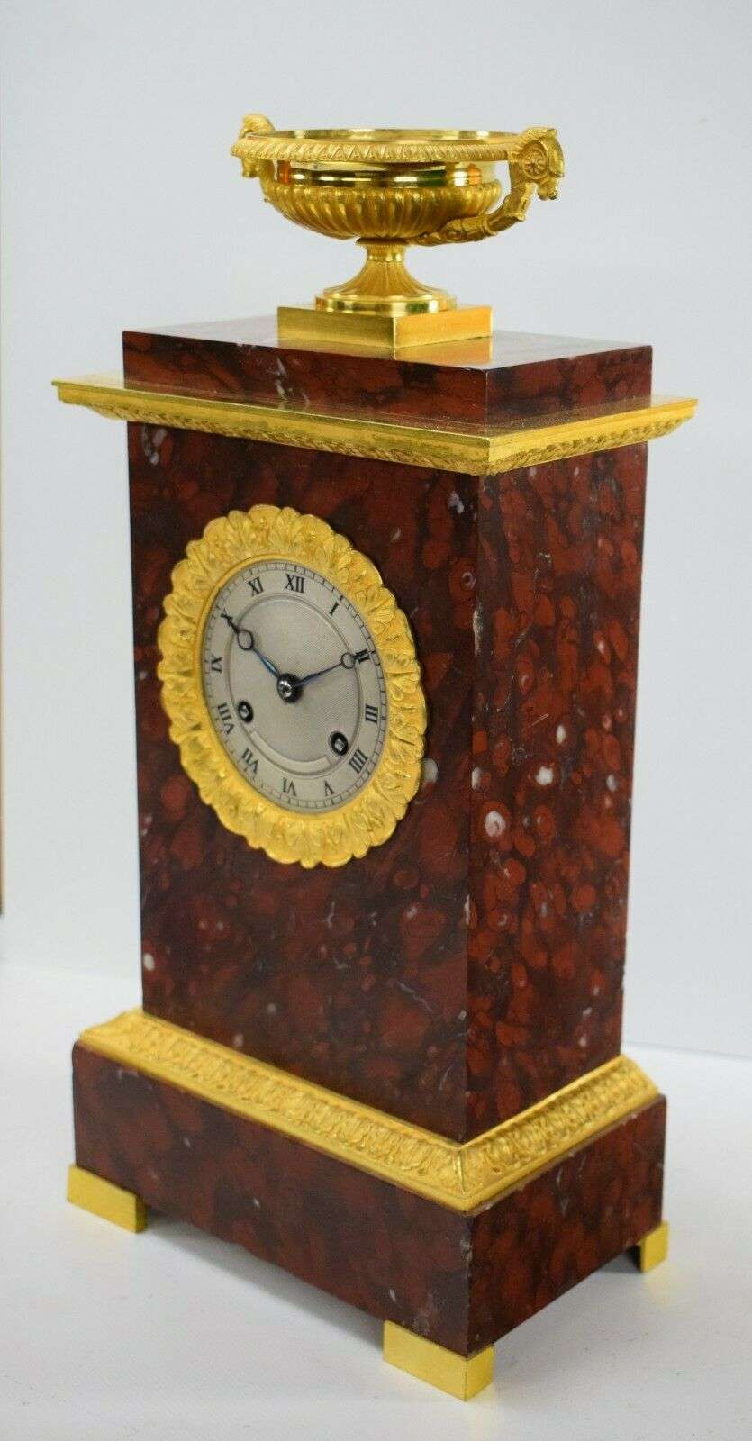 Empire Pendule Kaminuhr, feuervergoldete Bronze und Marmor um 1820 Charles X. Informationen zum Artikel Artikelzustand: Gebraucht – Detail