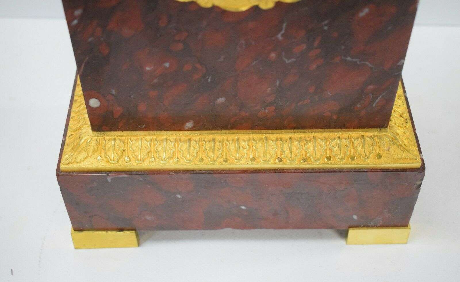Empire Pendule Kaminuhr, feuervergoldete Bronze und Marmor um 1820 Charles X. Informationen zum Artikel Artikelzustand: Gebraucht – Detail