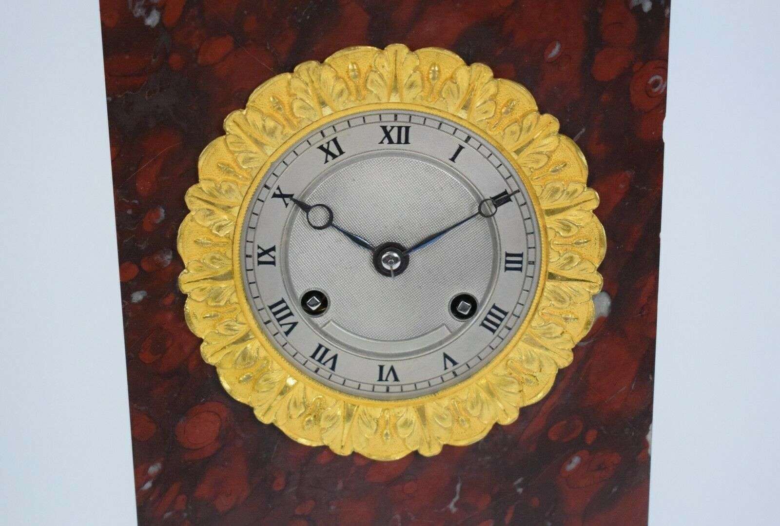Empire Pendule Kaminuhr, feuervergoldete Bronze und Marmor um 1820 Charles X. Informationen zum Artikel Artikelzustand: Gebraucht – Detail