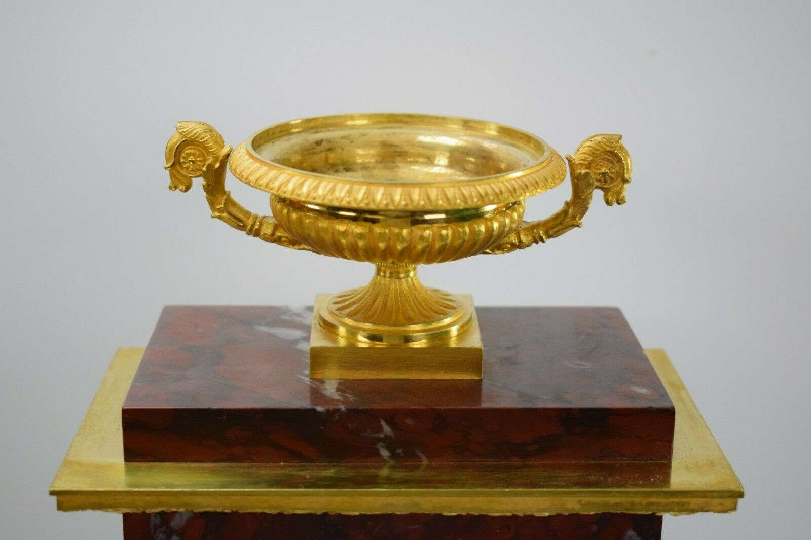 Empire Pendule Kaminuhr, feuervergoldete Bronze und Marmor um 1820 Charles X. Informationen zum Artikel Artikelzustand: Gebraucht – Detail