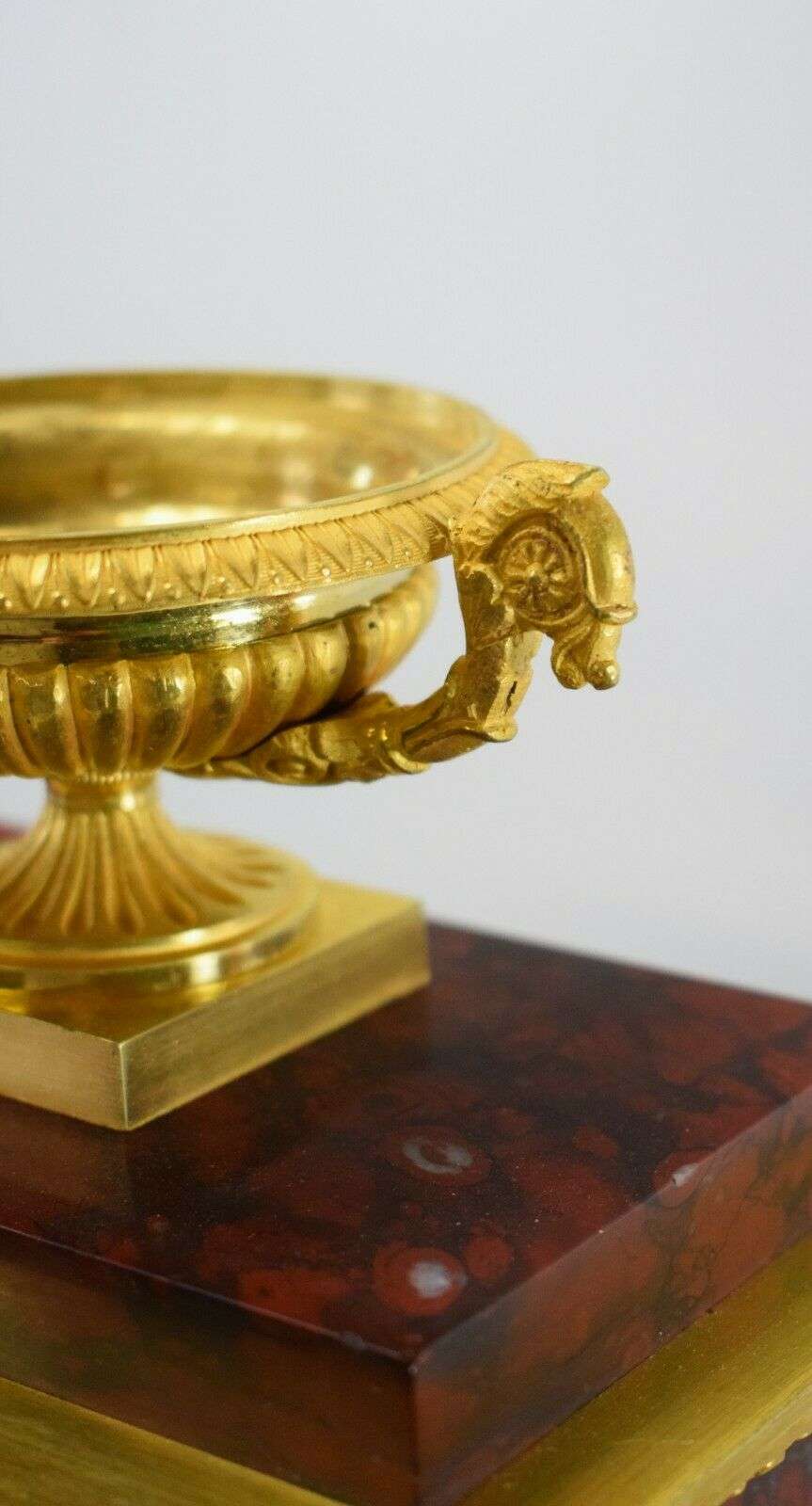 Empire Pendule Kaminuhr, feuervergoldete Bronze und Marmor um 1820 Charles X. Informationen zum Artikel Artikelzustand: Gebraucht – Detail