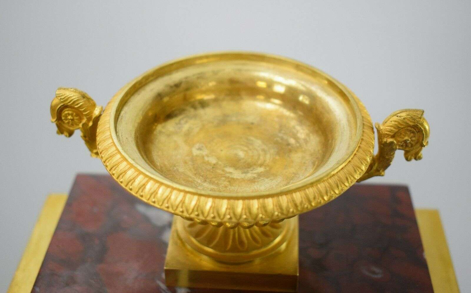 Empire Pendule Kaminuhr, feuervergoldete Bronze und Marmor um 1820 Charles X. Informationen zum Artikel Artikelzustand: Gebraucht – Detail
