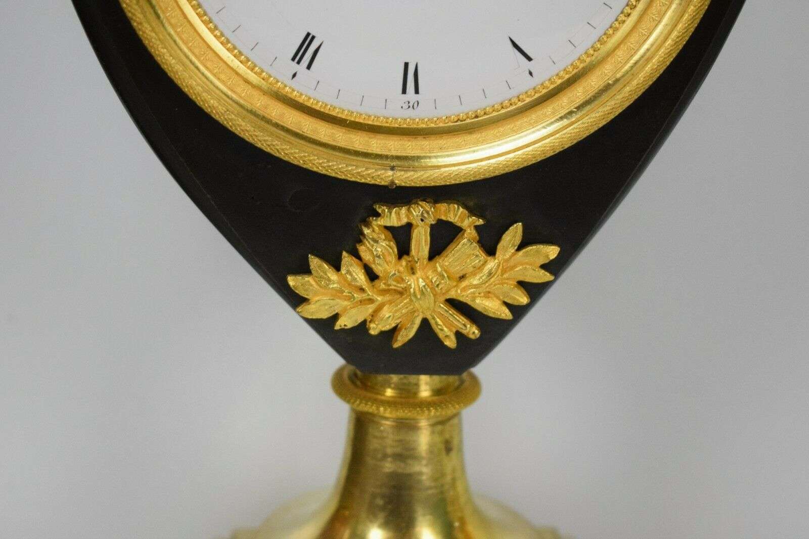 Empire Vasen-Pendule Kaminuhr Tischuhr feuervergoldete Bronze um 1800 – Detail