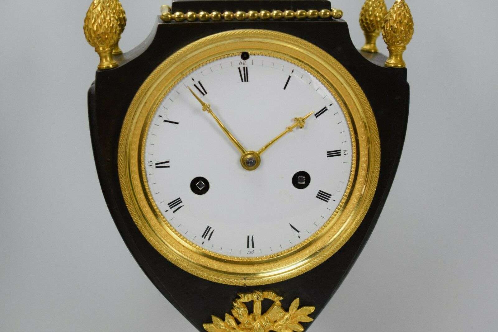Empire Vasen-Pendule Kaminuhr Tischuhr feuervergoldete Bronze um 1800 – Detail