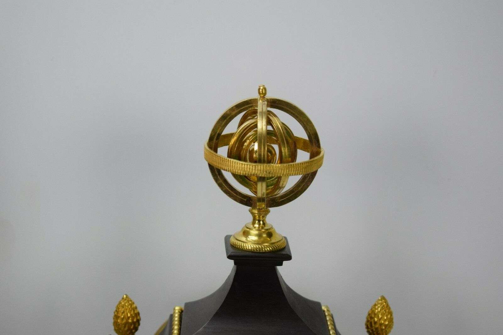 Empire Vasen-Pendule Kaminuhr Tischuhr feuervergoldete Bronze um 1800 – Detail