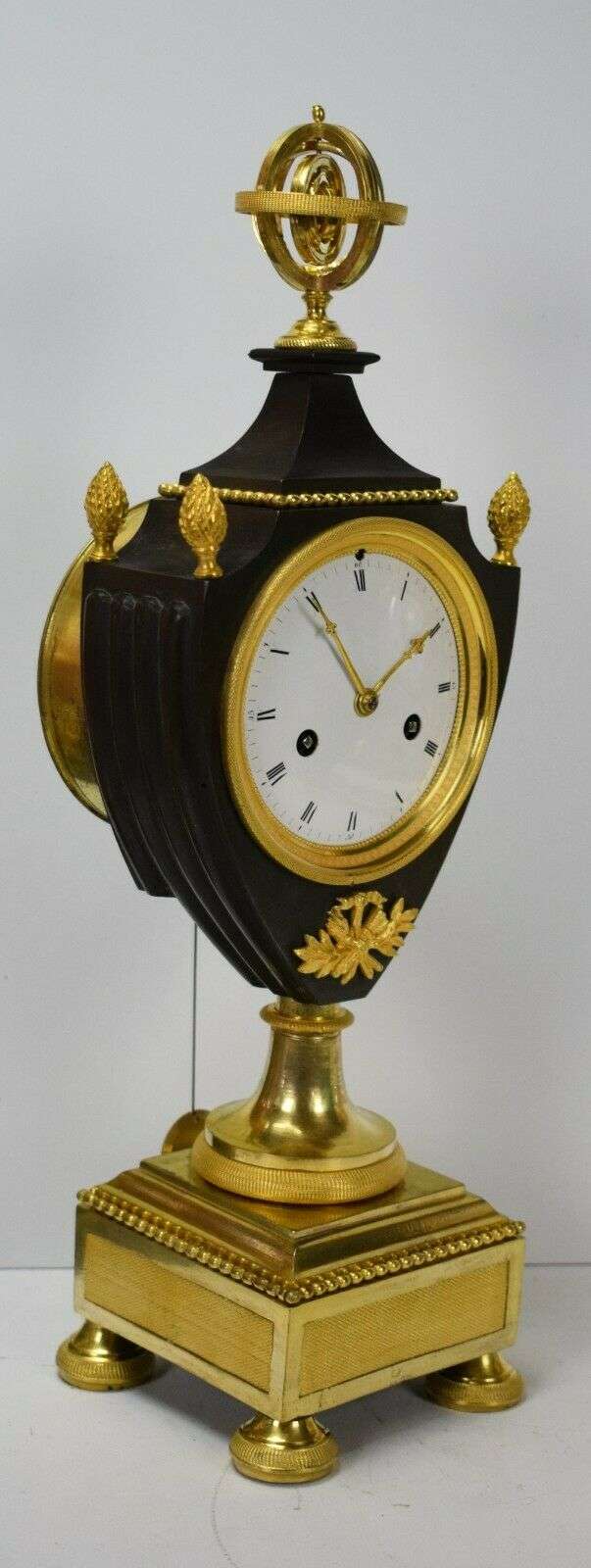 Empire Vasen-Pendule Kaminuhr Tischuhr feuervergoldete Bronze um 1800 – Detail
