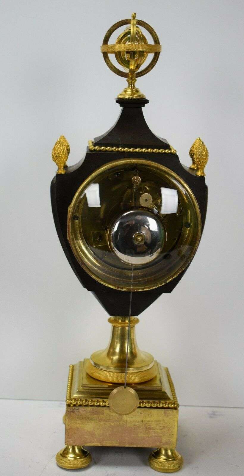 Empire Vasen-Pendule Kaminuhr Tischuhr feuervergoldete Bronze um 1800 – Detail