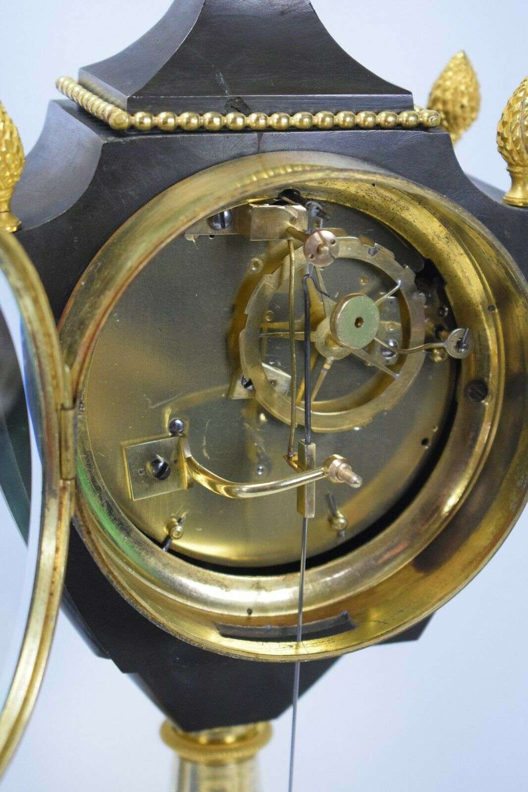 Empire Vasen-Pendule Kaminuhr Tischuhr feuervergoldete Bronze um 1800 – Detail