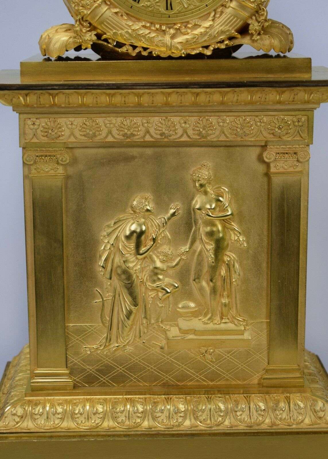 Empire Pendule Kaminuhr Tischuhr feuervergoldete Bronze Amor um 1815 Delaunay – Detail