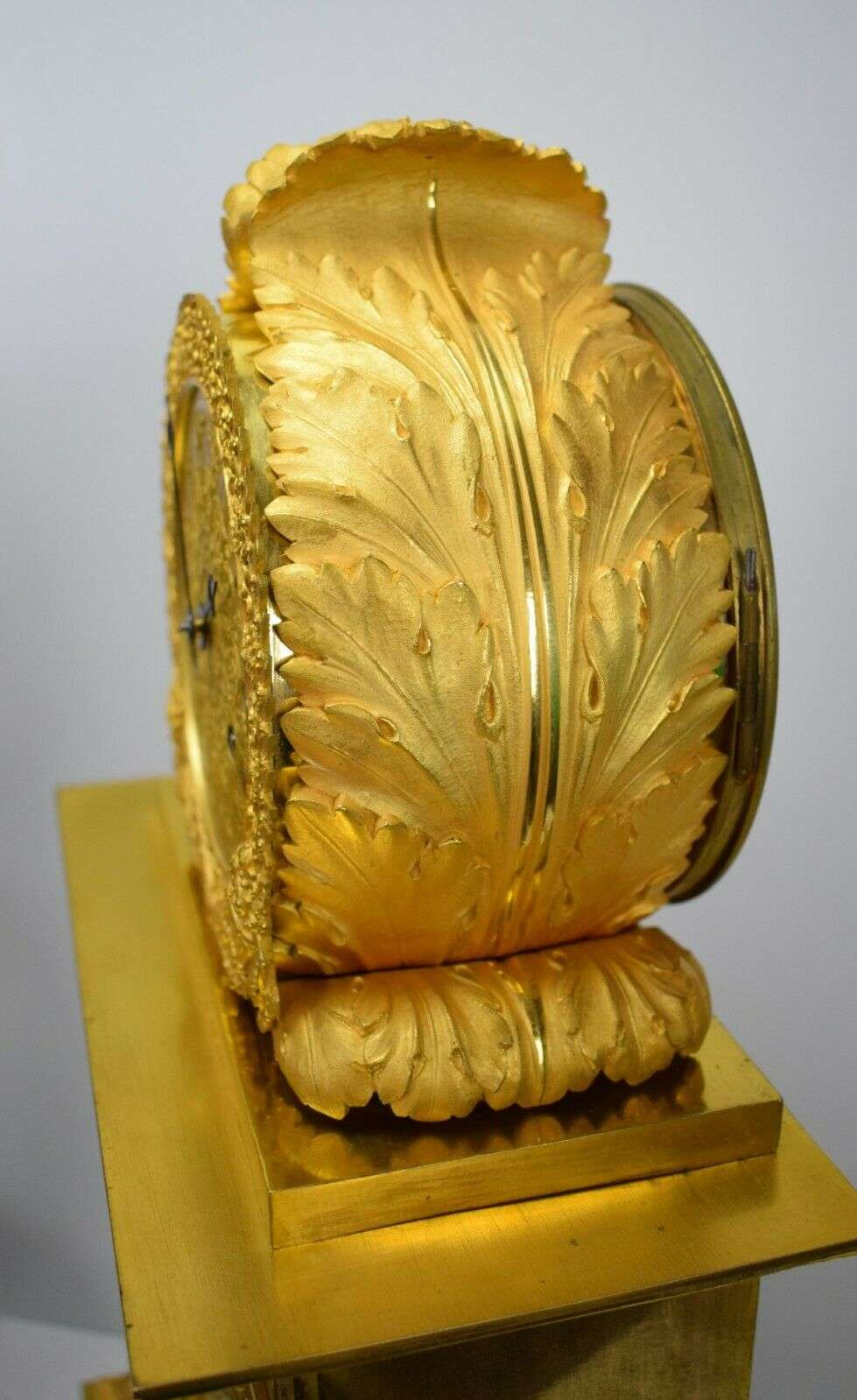 Empire Pendule Kaminuhr Tischuhr feuervergoldete Bronze Amor um 1815 Delaunay – Detail