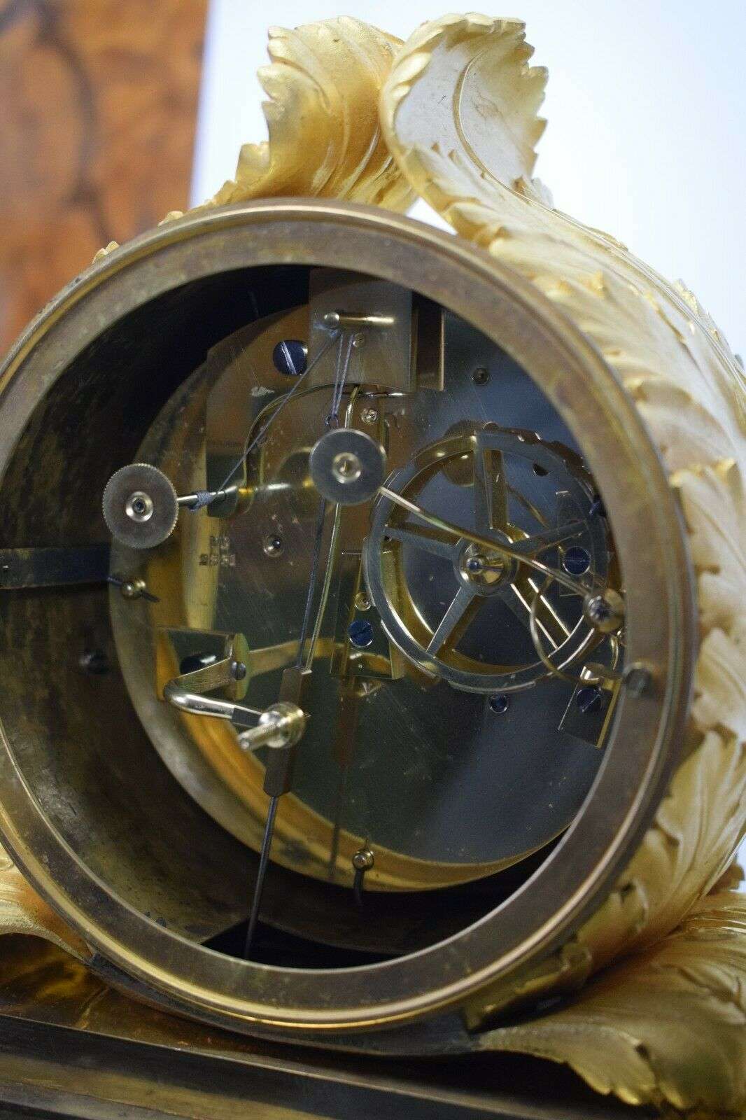 Empire Pendule Kaminuhr Tischuhr feuervergoldete Bronze Amor um 1815 Delaunay – Detail