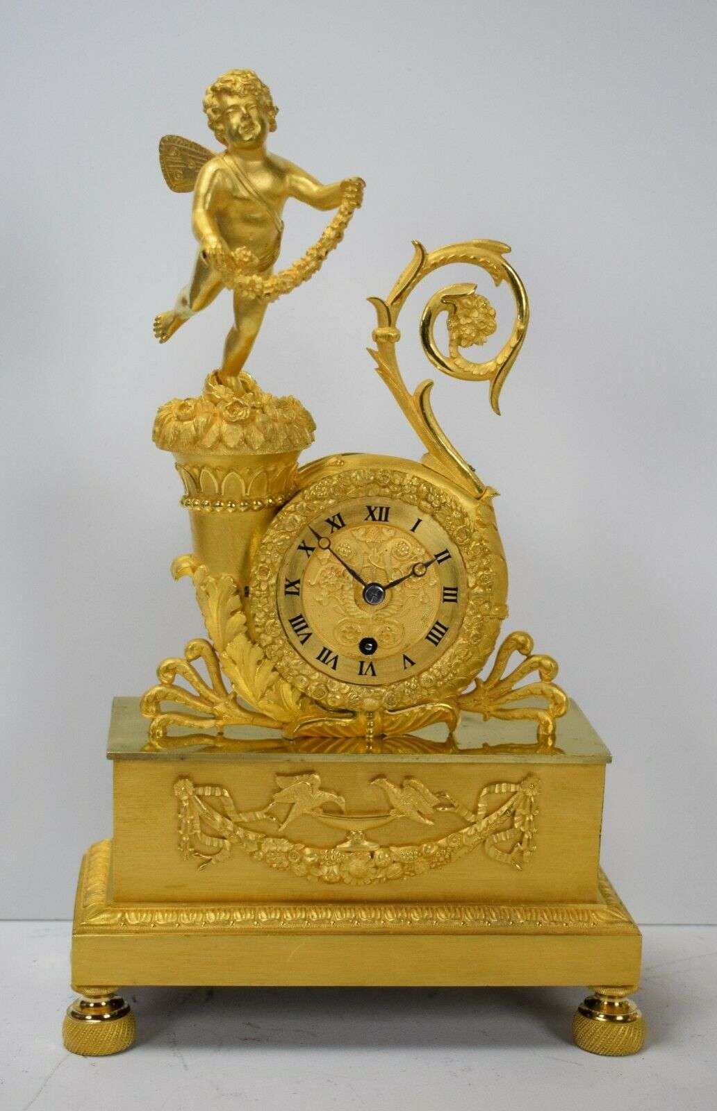 Empire Pendule Kaminuhr Tischuhr feuervergoldete Bronze Amor um 1815 Delaunay – Vorderansicht