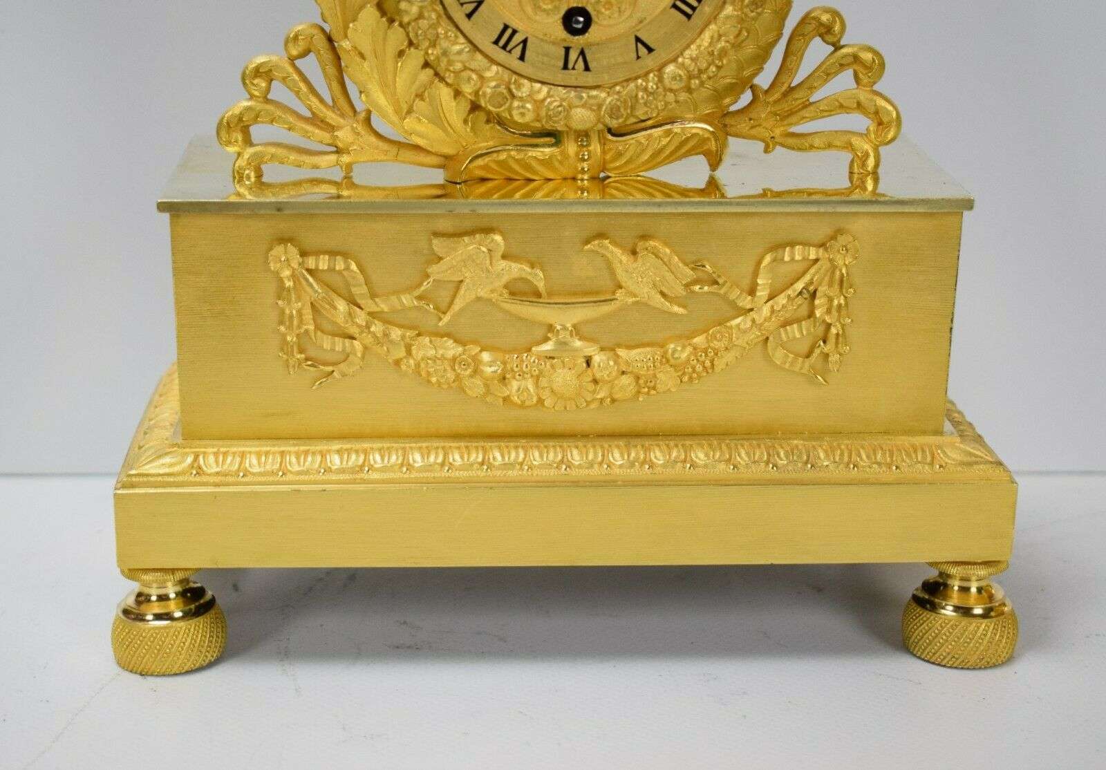 Empire Pendule Kaminuhr Tischuhr feuervergoldete Bronze Amor um 1815 Delaunay – Detail