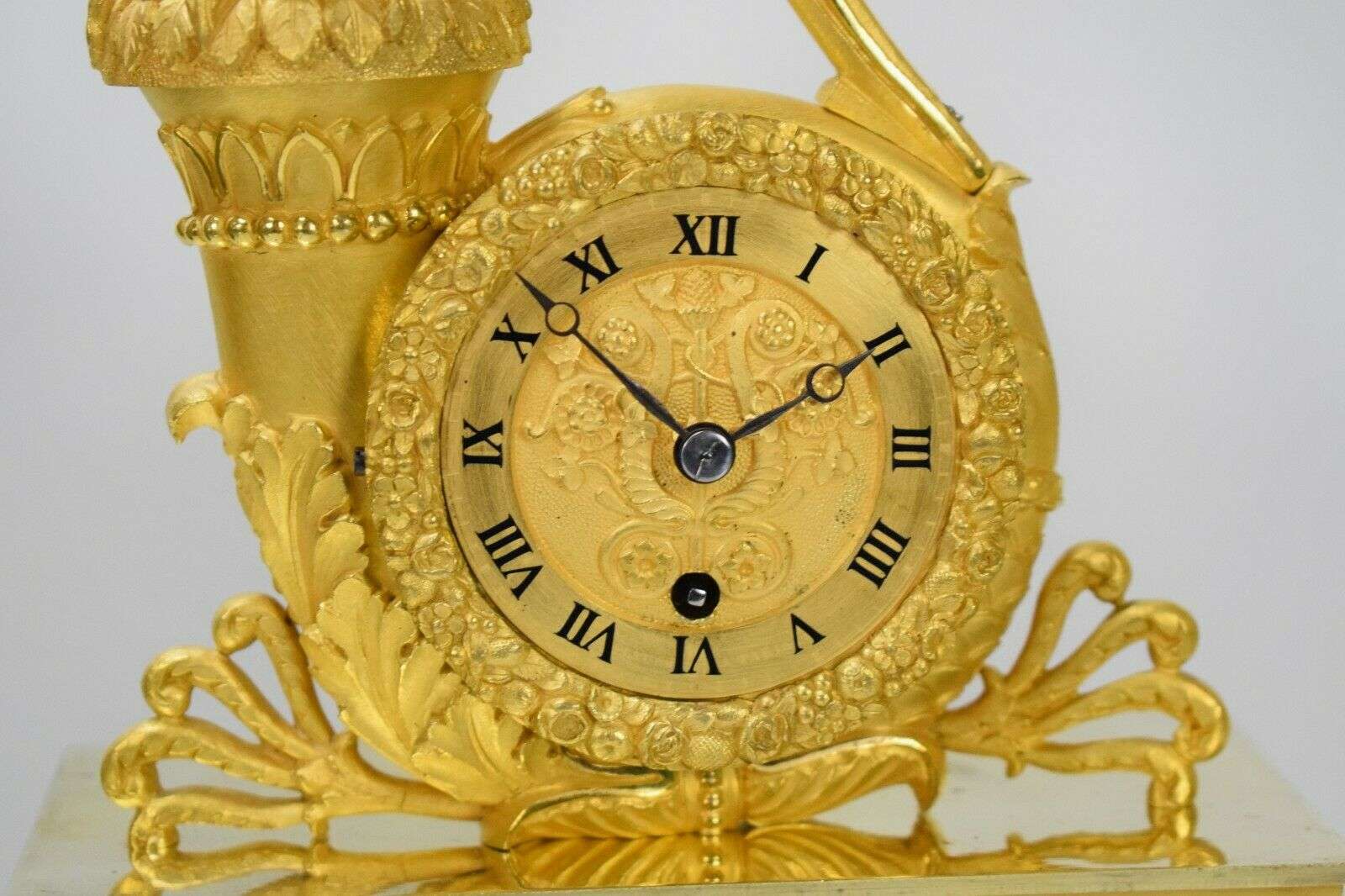 Empire Pendule Kaminuhr Tischuhr feuervergoldete Bronze Amor um 1815 Delaunay – Detail