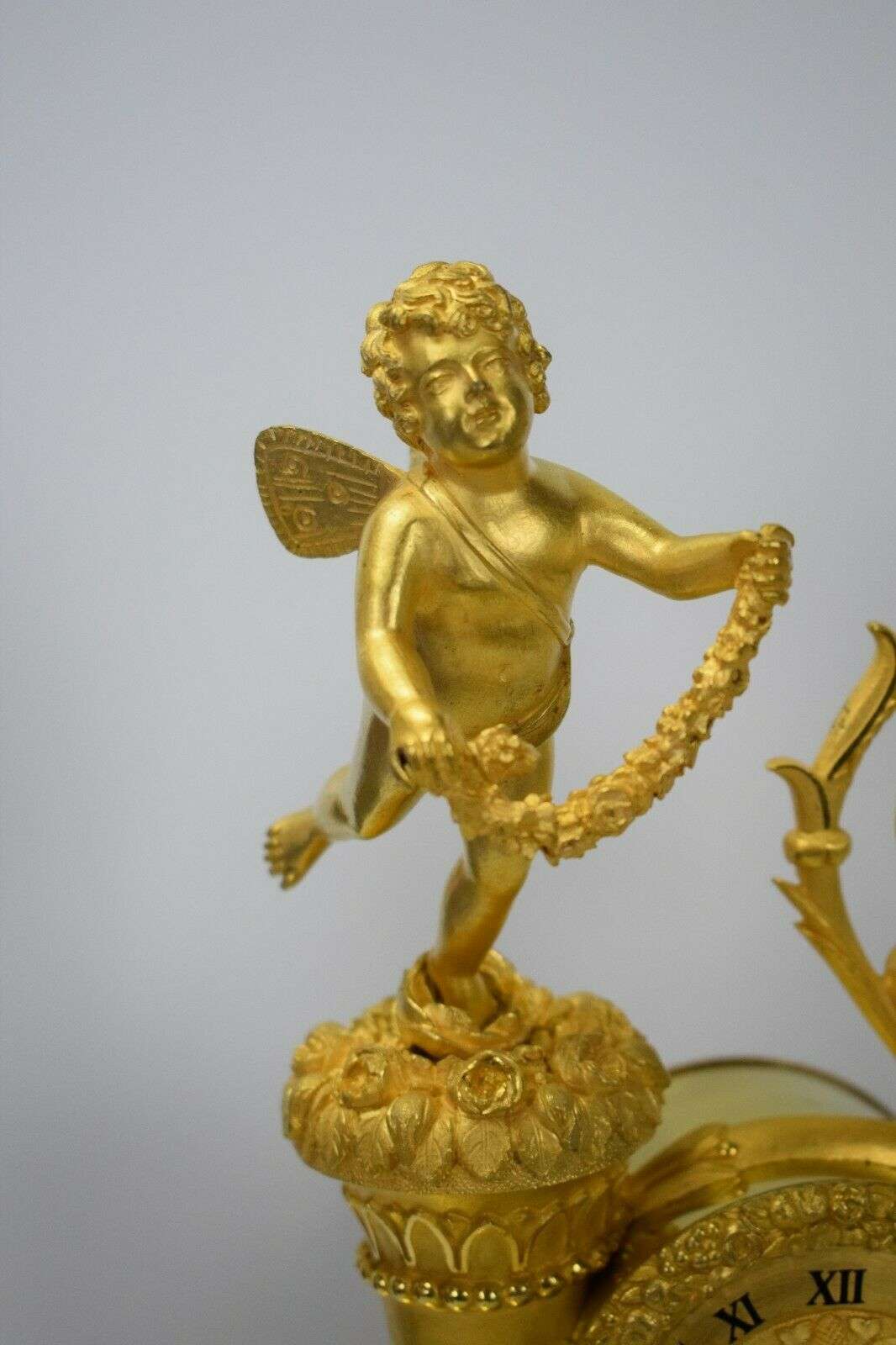 Empire Pendule Kaminuhr Tischuhr feuervergoldete Bronze Amor um 1815 Delaunay – Detail