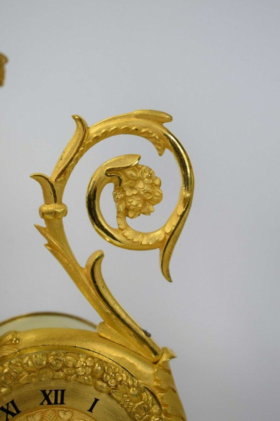 Empire Pendule Kaminuhr Tischuhr feuervergoldete Bronze Amor um 1815 Delaunay – Detail