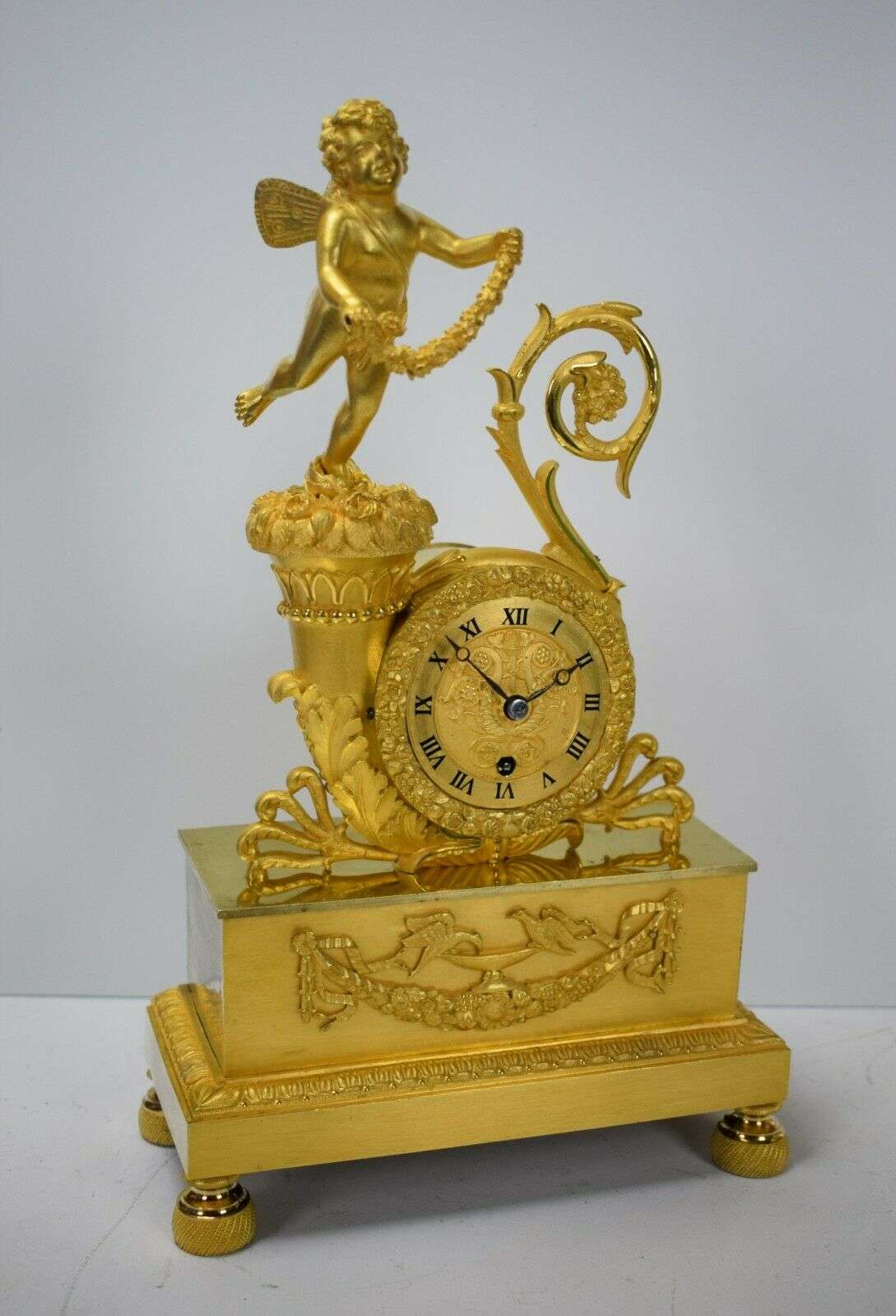Empire Pendule Kaminuhr Tischuhr feuervergoldete Bronze Amor um 1815 Delaunay – Detail